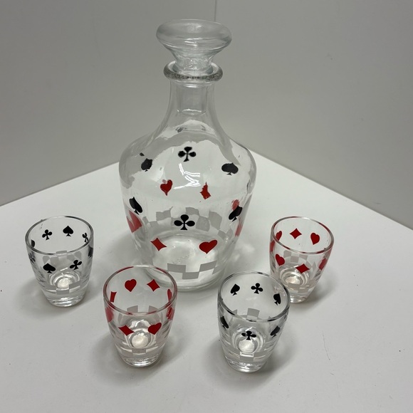Vintage 60s French glass decanter and 4 shot glasses with playing card theme - Picture 1 of 10